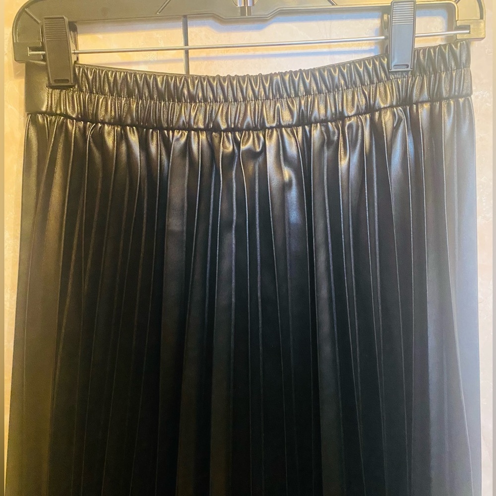 Sincerely Jules Black Faux Leather Accordion Pleated Skirt - Picture 6 of 6